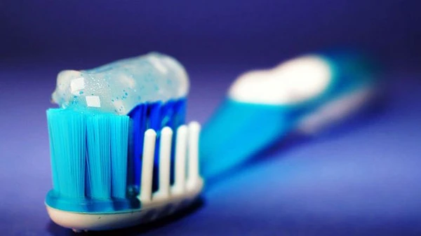 Zubní pasty bez fluoridu: výhody, rizika a zvláštnosti výběru